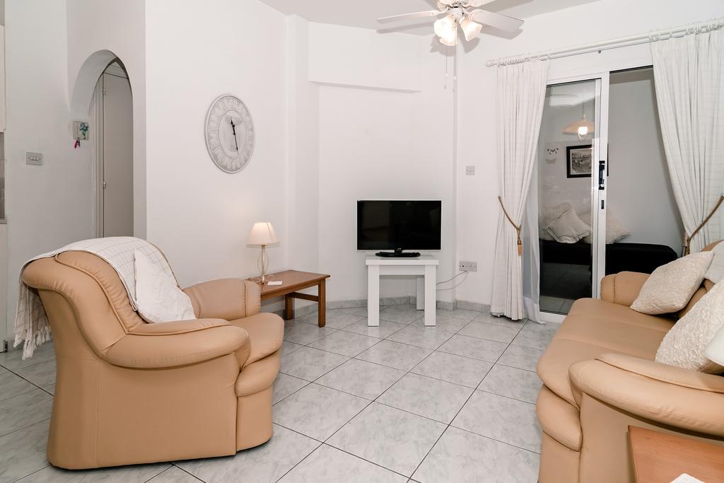 Sue'S Apartment Paphos Kültér fotó